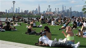 紐約疫情趨緩　民眾群聚公園享受陽光紐約市近期疫情緩和，民眾群聚布魯克林區多米諾公園，在草坪圓圈內享受夏日陽光。中央社記者尹俊傑紐約攝　109年6月20日
