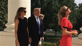 川普在白宮觀賞日食美國大日食（Great American Eclipse）21日已完成跨越東西兩岸行程，為近一個世紀以來所首見。美國第一千金伊凡卡（右）在社群網站上傳照片，美國總統川普（左2）、第一夫人梅蘭妮亞（左一）在白宮觀看日食。在華府可看見81%的日食過程。圖片來源：伊凡卡Instagram中央社 106年8月22日