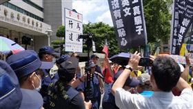 美籍男造謠「蔡英文做票」遭辦侮辱公署　到案率30人抗議