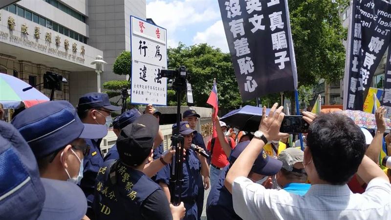造謠蔡英文做票遭辦　美籍男率眾抗議