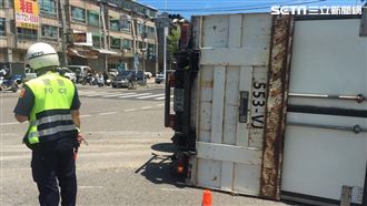 新／總統慰勞陸指部　貨車竟橫倒門口