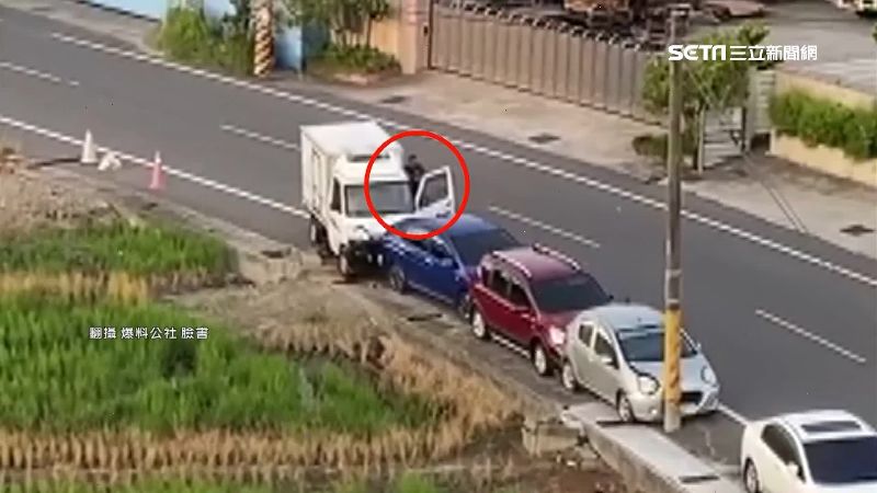 貨車過彎詭撞3車　住戶制高點直擊！