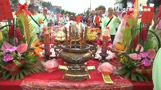 大甲媽祖遶境最終日　贊香信徒搶供品