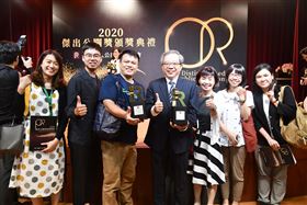 新北市政府以「淡蘭古道」、「新北女力」系列影片製播案分別獲得2020傑出公關獎「品牌傳播獎」與「政府政策溝通獎」兩項優異獎殊榮，由秘書長林祐賢率觀旅局與新聞局同仁出席受獎。（圖／新北市政府提供）