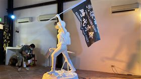 手持口號大旗 邊城展出香港民主女神像20日在台北剝皮寮歷史街區開幕的「穿石 Surmount/香港騷動年代—抗志」，展出「香港民主女神像」，由3D列印技術加上黏土製作而成，是「反送中」精神的代表展品。中央社記者賴言曦攝　109年6月20日