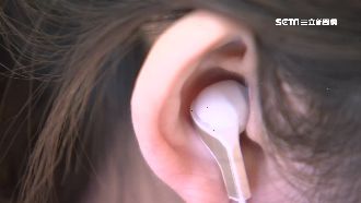 戴耳機1hr細菌暴增10倍　醫：耳朵恐發霉