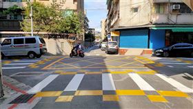 北市試辦彩色標記行人穿越道線為讓駕駛通過路口時提高警覺、降低車速，台北市政府參考新加坡行人穿越道型式，試辦彩色標記行人穿越道線，在現有行人穿越道線枕木紋兩端增繪黃色棋盤格，預計先試辦5處路口。（台北市交通局提供）中央社記者陳怡璇傳真　109年6月20日