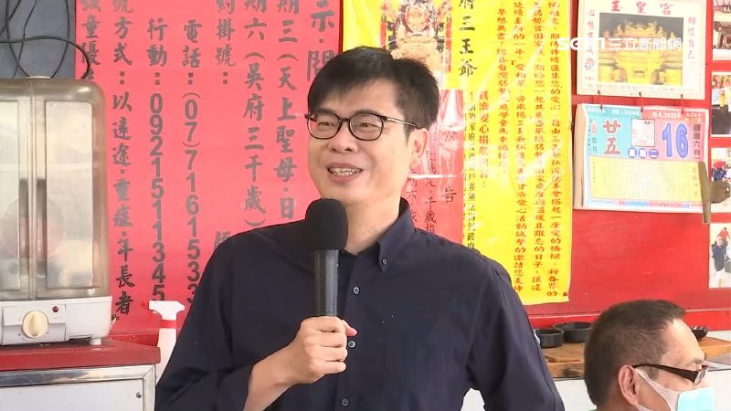 陳其邁一大早跑市場　熱情民眾送粽蒜