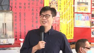 陳其邁一大早跑市場　熱情民眾送粽蒜