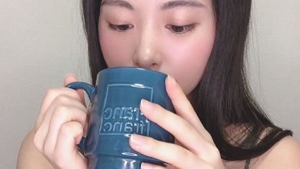 女孩爆乳喝水照電暈鄉民　身分被神出
