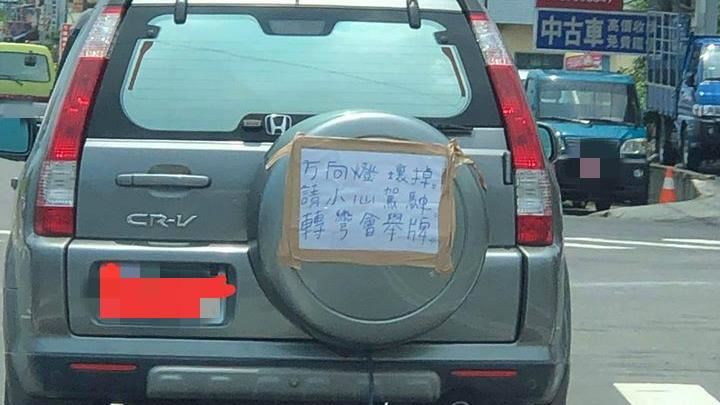 方向燈壞掉！他轉彎竟「這舉動」代替