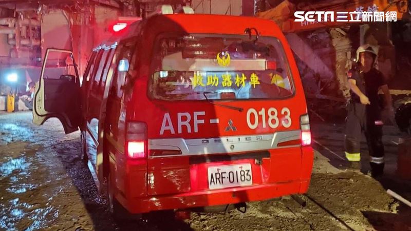 京華城活埋工人找到了　卡在小山貓內