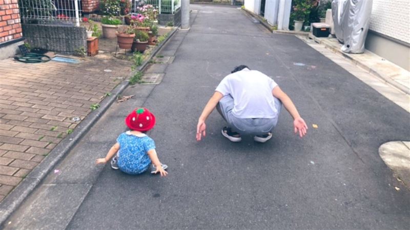 蹲下揹孩！下秒女兒神複製　萌爆萬人