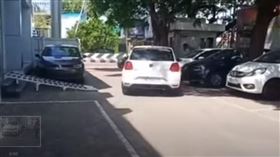 ▲印度三寶剛交車就撞翻（圖／翻攝自Yesh Vlogs Youtube）