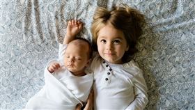  伴隨現代社會變遷的影響，無論男性或女性漸漸以事業為重，除了晚婚的現象日趨顯著，更有許多人以不生小孩或只生一胎為理想。日前就有網友以「覺得有兄弟姐妹的好處是什麼」為題發文，引發不少網友留言。 圖／翻攝自pixabay
https://pixabay.com/photos/brothers-family-siblings-boys-love-457237/