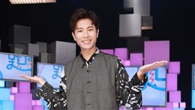 創作才子韋禮安凡事都要照規矩來，近日上炎亞綸、唐綺陽、Sandy（吳姍儒）主持公視實境節目《36題愛上你》。圖／公視提供