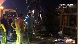 聯結車下匝道未減速　翻覆國道冒火光