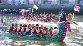 萊恩划龍舟實戰。（圖／統一獅提供）