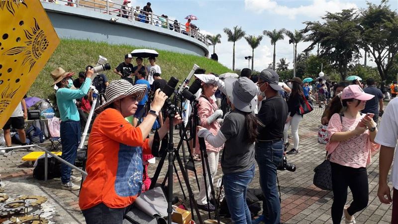 一睹上帝的金戒指！北回天文館擠爆