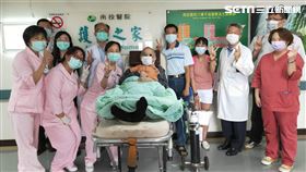 住院住好久…70歲癌末伯想家　醫院一招讓他笑了，圖／南投醫院提供