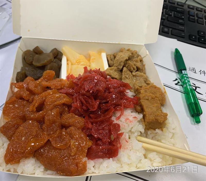 醫師洪永祥表示，許多長者所謂的清淡飲食，是每餐配上豆腐乳或肉鬆，但這樣的飲食方式正威脅著肝腎健康。（示意圖／取自臉書社團「爆廢公社公開版」）