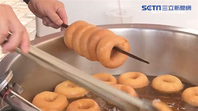 嘉義搶看日環食　甜甜圈成應景美食