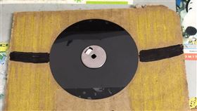 謝小姐與友人用3.5磁碟片製作觀日道具。（圖／謝小姐提供）