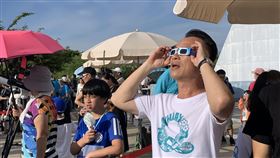 為了觀賞日環食，到場民眾做好周全準備。