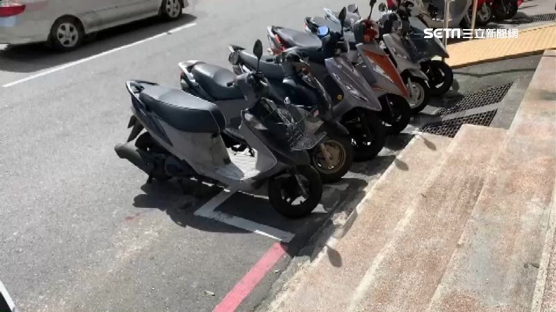 新竹機車格僅一半　網譏：要立起來停