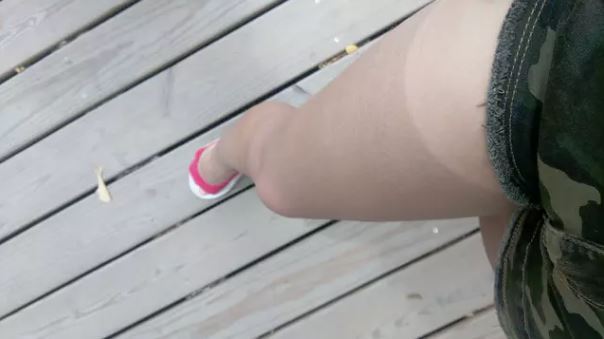 腿在水裡就不會曬黑？　她曬成黑絲襪