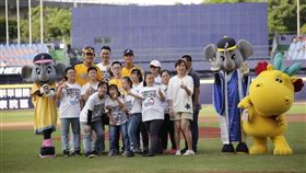 唐寶寶們賽前開球，許基宏、陳柏豪指導接捕。（圖／中信兄弟提供）