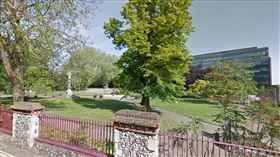 兇嫌於倫敦福伯里花園內隨機砍人。（圖／翻攝自Google街景服務）