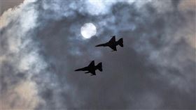 國防部捕捉日環蝕與戰機（圖／翻攝自國防部發言人臉書）