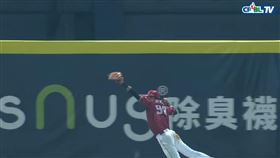 陳晨威美技飛撲。（圖／翻攝自CPBL TV)