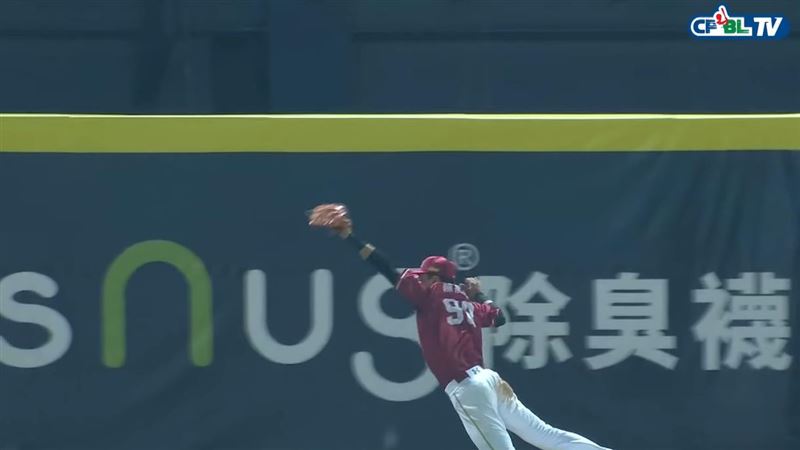 中職／極限飛撲受傷　陳晨威送醫檢查