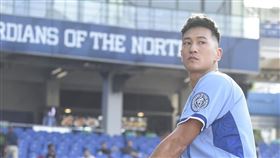 鍾承翰昨（21日）赴新莊棒球場為富邦悍將幫球棒開球。圖／經紀人提供