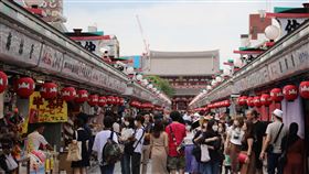 日本跨縣移動解禁 淺草商店街湧進人潮日本政府19日解除全境跨縣移動限制後的首個週末假日，包括東京淺草等多個景點湧現人潮，讓許多商家感到心花怒放。中央社記者楊明珠東京攝 109年6月21日