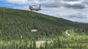 ▲阿拉斯加國民兵將神奇巴士吊離（圖／翻攝自Alaska National Guard臉書）