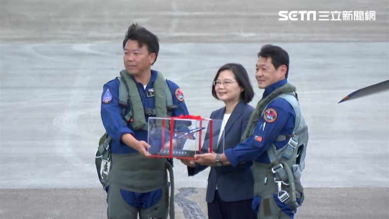 沒落31年！小英：下一步造戰機