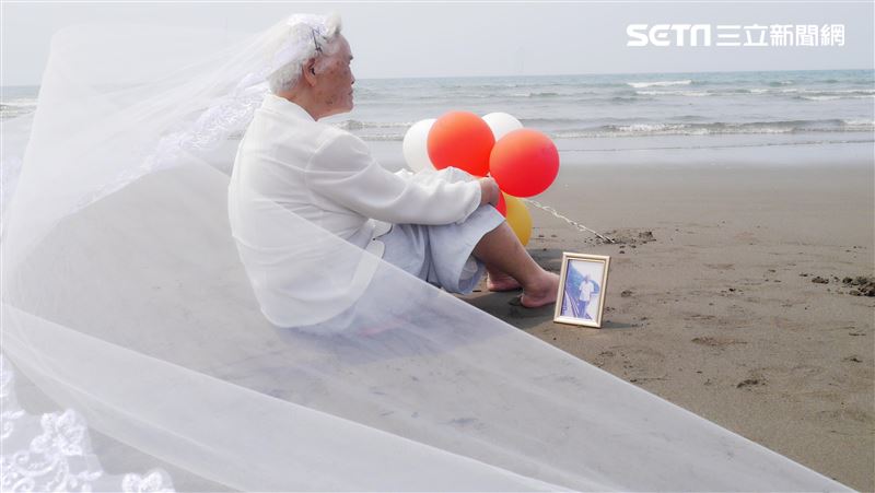88歲嬤看海拍婚紗　不忘帶老伴遺照