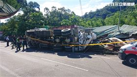 新北市,深坑,預拌混凝土車,翻覆,鐵皮屋