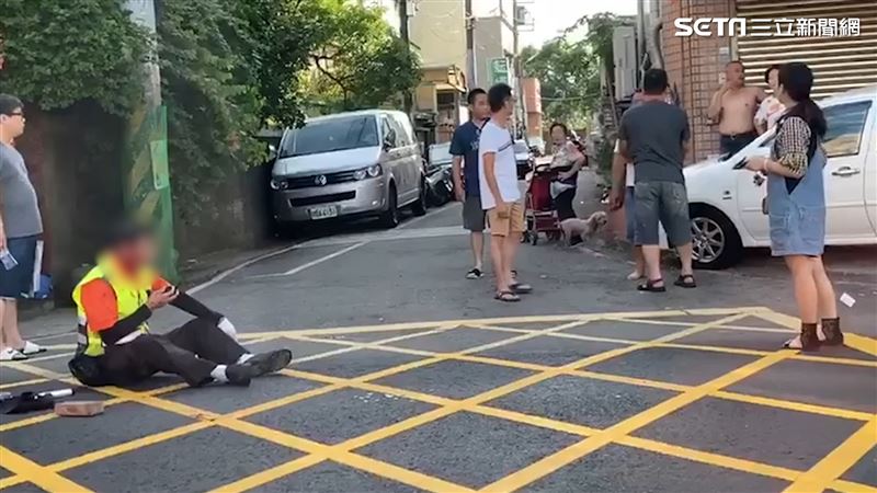 不爽封路就往死裡打！囂張騎士下場曝
