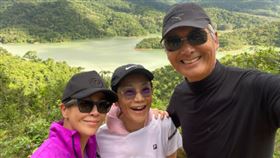 香港影帝周潤發與劉嘉玲、張艾嘉登山。（翻攝自劉嘉玲微博）