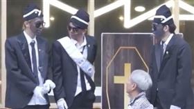 反骨男孩「塗黑臉」玩黑人抬棺！戴維斯怒轟：你們太噁心了（圖／翻攝自反骨男孩IG）