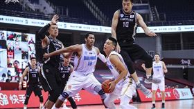 他「飛撞＋重推」林書豪　中媒也開罵
CBA,林書豪,北京首鋼,遼寧,叢明晨,惡意犯規
翻攝自微博