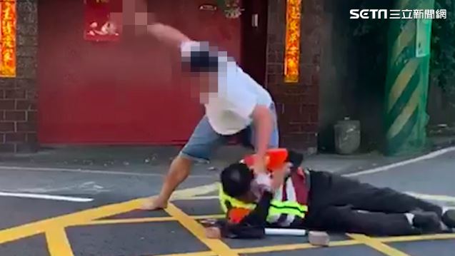往死裡打？騎士不爽封路拿磚猛敲他頭