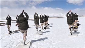 印度士兵練瑜珈。（圖／翻攝自印藏邊防警察ITBP臉書）