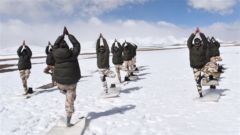 印度兵開掛了？5千公尺高山狂練瑜珈