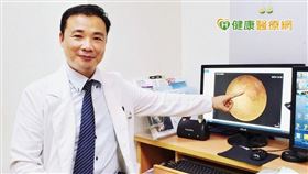 何明山醫師表示，視網膜靜脈阻塞形成的原因是血壓高所造成血管壁壓力增加，使得管壁逐漸硬化，當血管壁發生病變時，會引發血栓，容易引起視力損傷，甚至失明。