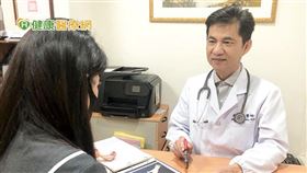 李世明醫師表示，為避免巧克力囊腫切除手術影響卵巢功能，建議於術前進行凍卵、凍胚胎。